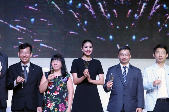 Pham Huong lai dien cay hang hieu di tiec hinh anh 7