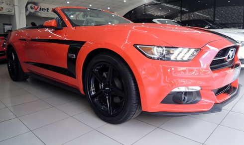 Hàng hiếm Ford Mustang mui trần giá 2,2 tỷ đồng