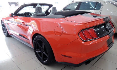 Hàng hiếm Ford Mustang mui trần giá 2,2 tỷ đồng