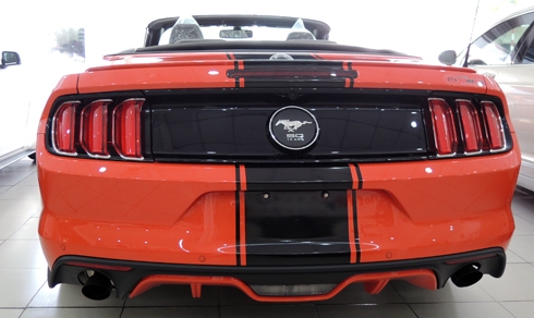 Hàng hiếm Ford Mustang mui trần giá 2,2 tỷ đồng