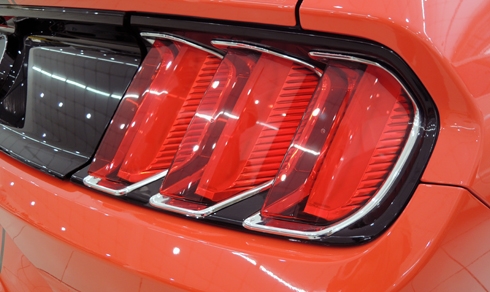 Hàng hiếm Ford Mustang mui trần giá 2,2 tỷ đồng