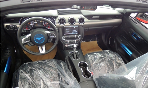 Hàng hiếm Ford Mustang mui trần giá 2,2 tỷ đồng