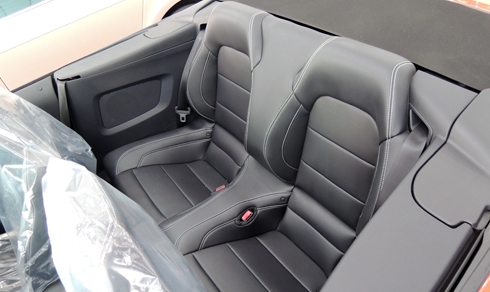 Hàng hiếm Ford Mustang mui trần giá 2,2 tỷ đồng