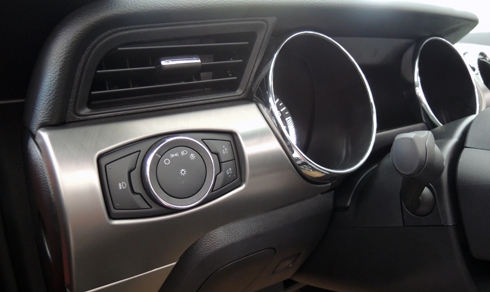 Hàng hiếm Ford Mustang mui trần giá 2,2 tỷ đồng