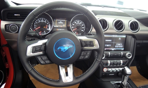 Hàng hiếm Ford Mustang mui trần giá 2,2 tỷ đồng