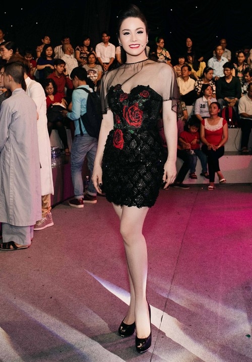 10 trang phuc dep nhat su kien dau thang 6 hinh anh 10