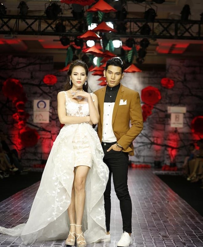 A khoi Le Quyen khoe vong mot nong bong ben Ngoc Tinh hinh anh 3