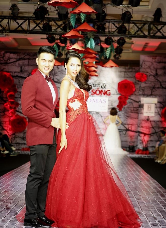 A khoi Le Quyen khoe vong mot nong bong ben Ngoc Tinh hinh anh 7