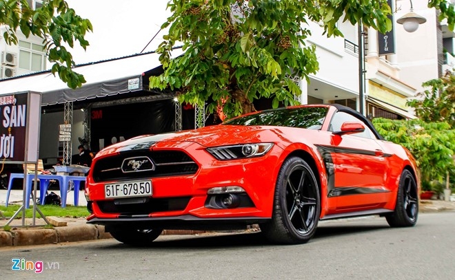 Ford Mustang mui tran ban dac biet dau tien tai Sai Gon hinh anh 3