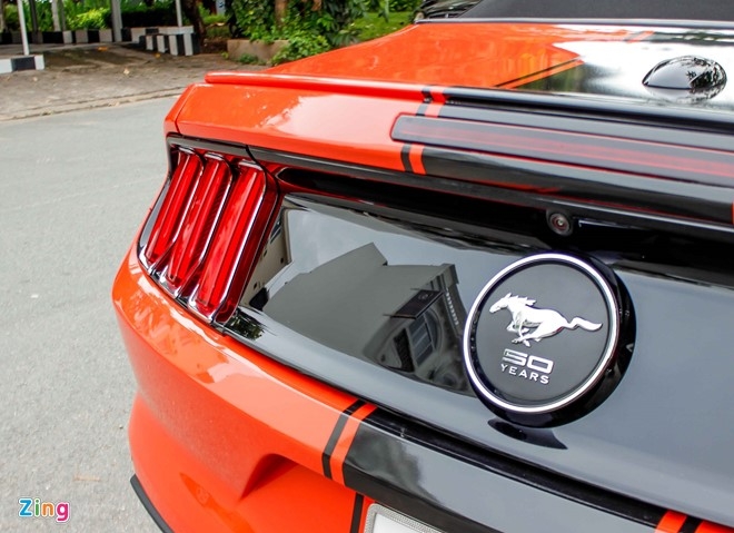 Ford Mustang mui tran ban dac biet dau tien tai Sai Gon hinh anh 6