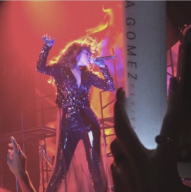 Dang cap thoi trang cua Selena Gomez trong tour 'Revival' hinh anh 3