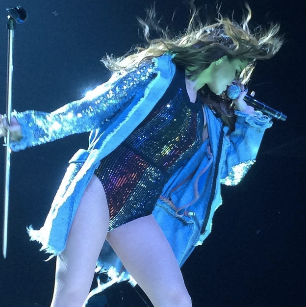 Dang cap thoi trang cua Selena Gomez trong tour 'Revival' hinh anh 5