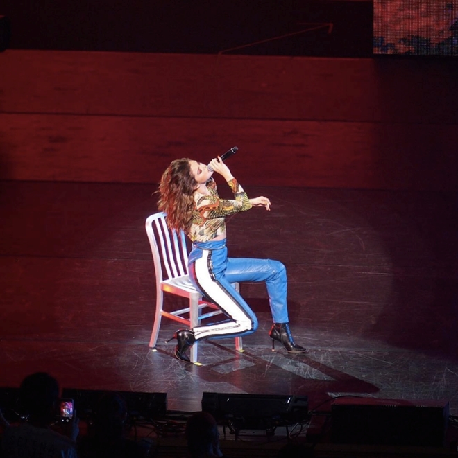 Dang cap thoi trang cua Selena Gomez trong tour 'Revival' hinh anh 7