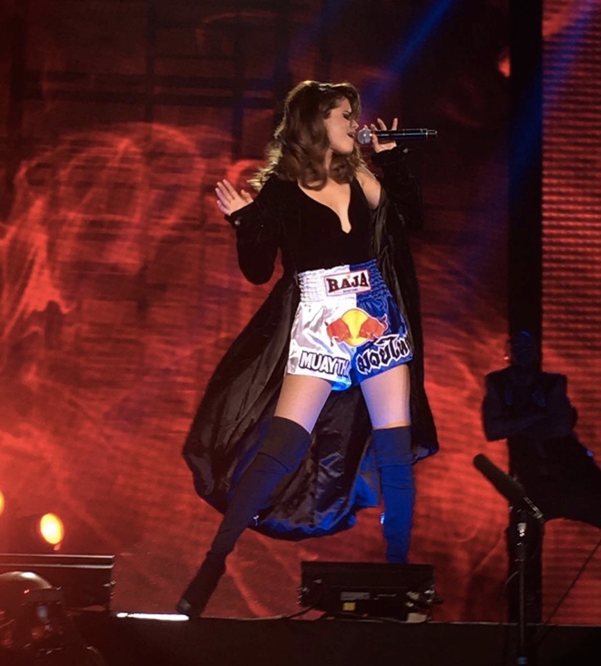 Dang cap thoi trang cua Selena Gomez trong tour 'Revival' hinh anh 8