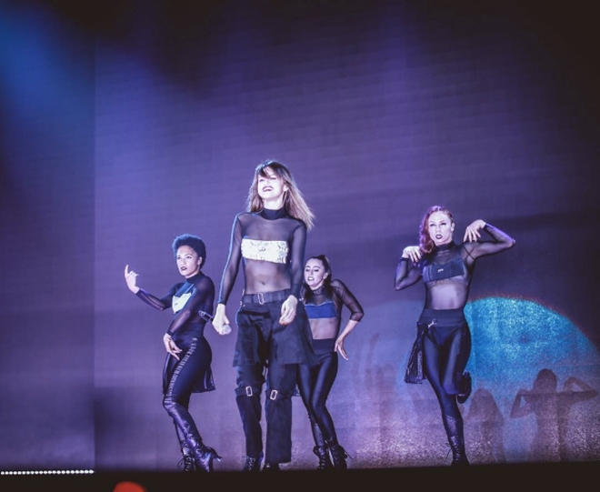 Dang cap thoi trang cua Selena Gomez trong tour 'Revival' hinh anh 9