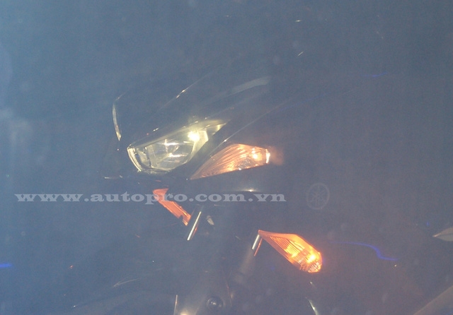  Cụm đèn pha đôi khá giống với mẫu tay ga cỡ lớn TMax, nhưng được thiết kế sắc cạnh hơn. 