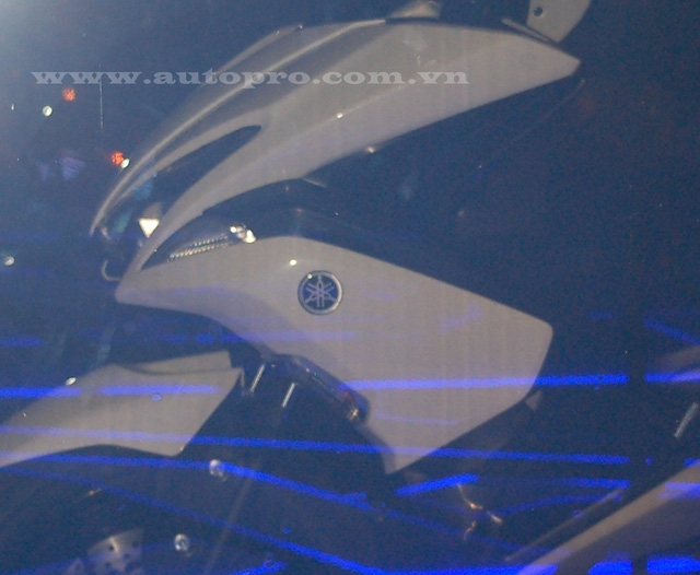  Có thể thấy mặt nạ và bộ quây hai bên có thiết kế thể thao với những nét cắt dứt khoác. 