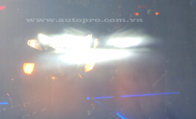  Đèn pha này sử dụng công nghệ LED. 