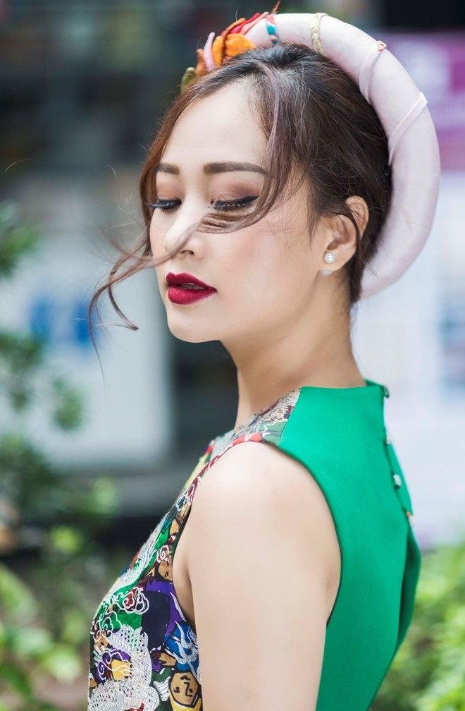 Ha Thuy Anh duyen dang voi ao dai gam hinh anh 4