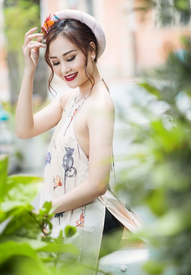 Ha Thuy Anh duyen dang voi ao dai gam hinh anh 7