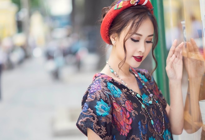 Ha Thuy Anh duyen dang voi ao dai gam hinh anh 9