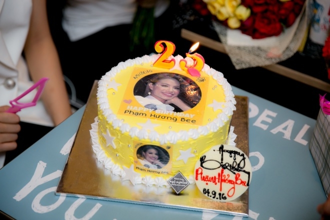 Fan chúc mừng sinh nhật Phạm Hương