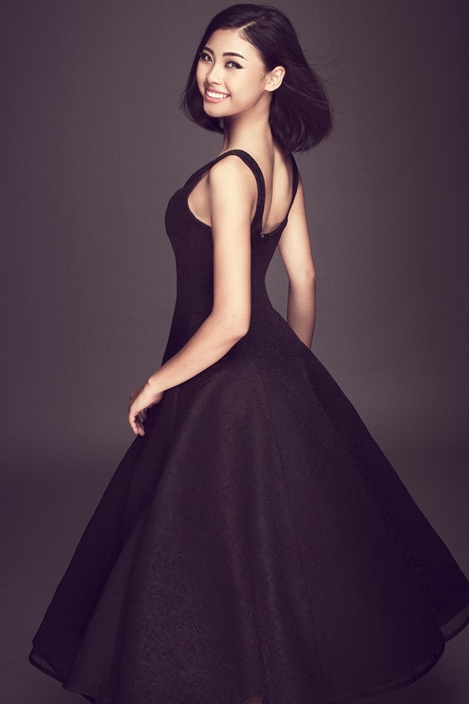 Dao Thi Ha quyen ru trong trang phuc toi mau hinh anh 3