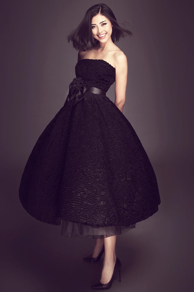 Dao Thi Ha quyen ru trong trang phuc toi mau hinh anh 5