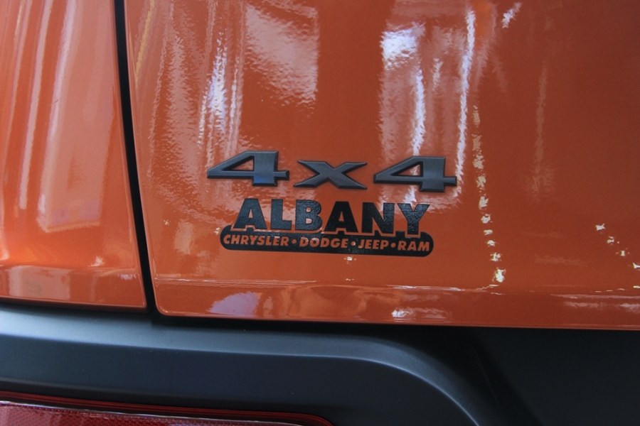  So với 3 phiên bản còn lại Jeep Cherokee Trailhawk có sự khác biệt với hệ thống treo cải tiến, tản nhiệt động cơ hiệu suất cao hơn dẫn động 4x4. 