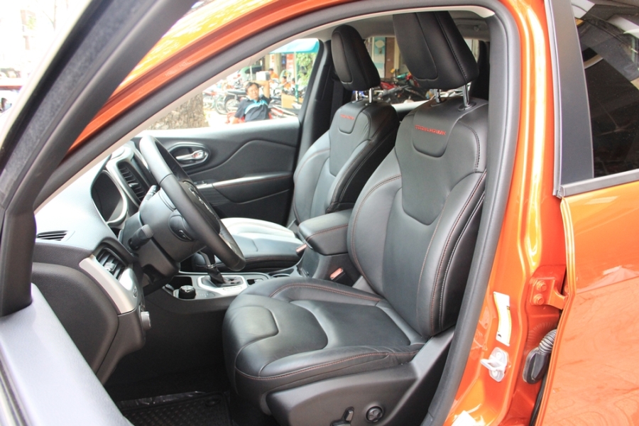  Trong khoang lái xuất hiện ghế bọc da hoặc nỉ với đường chỉ khâu màu đỏ tương phản, đồng hồ công-tơ-mét kỹ thuật số và hệ thống thông tin giải trí với màn hình 8,4 inch. 