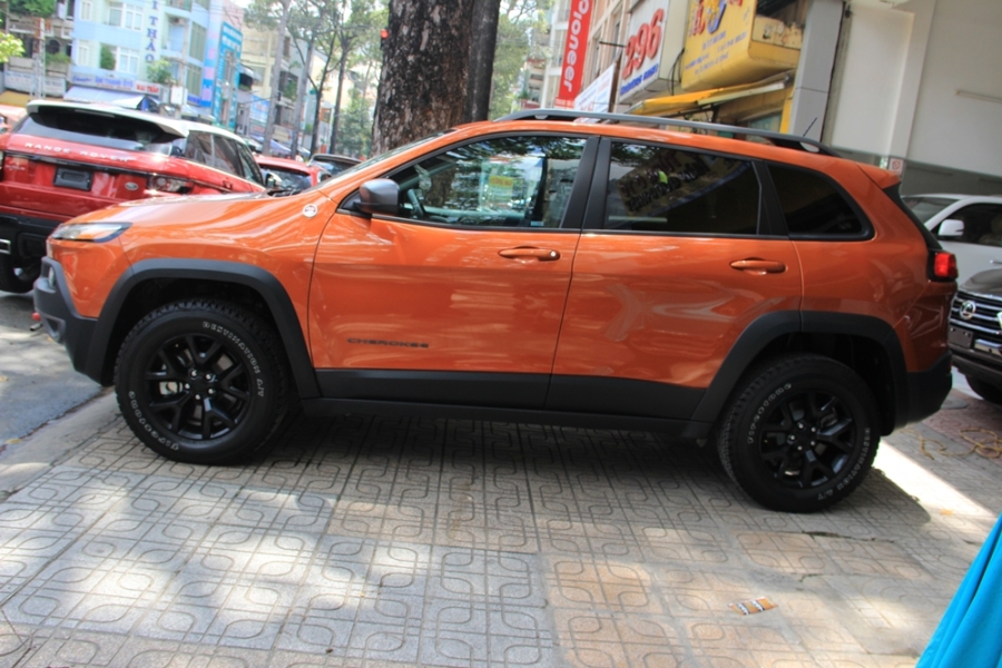 Ngoại thất của chiếc Jeep Cherokee Trailhawk thuộc sở hữu của đại gia Duy Lợi mang màu cam với điểm nhấn là sọc đen cỡ lớn giữa nắp capô, cùng với đó là cản va trước/sau và bộ la-zăng cũng được sơn đen đối lập với ngoại thất. 