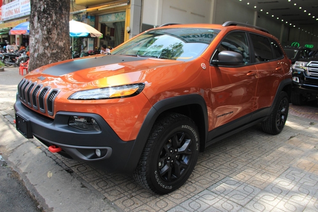 Về ngoại hình, phần mũi của Jeep Cherokee 2014 được thiết kế khá đẹp mắt, điểm nhấn nằm ở cụm đèn pha kiểu mắt mèo, ngoài ra còn có lưới tản nhiệt 7 thanh biểu tượng của nhãn hiệu Jeep. Cản va của Jeep Cherokee 2014 được tích hợp dải đèn LED chiếu sáng ban ngày. Trong khi đó, phần bên dưới gợi liên tưởng ngay đến đàn anh Jeep Grand Cherokee 2014.