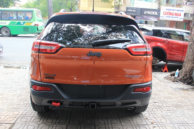 Jeep Cherokee Trailhawk có kích thước tổng thể bao gồm chiều dài 4.623 mm, rộng 1.902 mm và cao 1.722 mm. Chiều dài cơ sở 2.692 mm. 