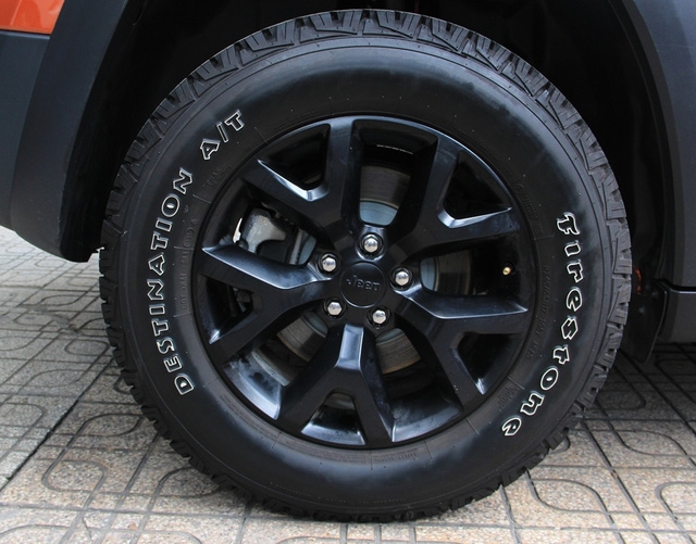  La-zăng 18 inch 5 chấu kép được sơn đen bóng. 