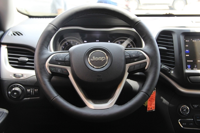 Jeep Cherokee Trailhawk sử dụng động cơ Pentastar V6, dung tích 3,2 lít, tạo ra công suất tối đa 271 mã lực và mô-men xoắn cực đại 323 Nm.