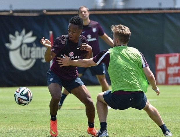 Luke Shaw có thể ngăn chặn Sterling đang thăng hoa?