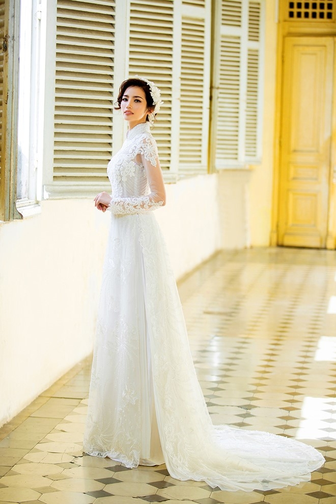 Truc Diem duyen dang voi ao dai ren trang hinh anh 7