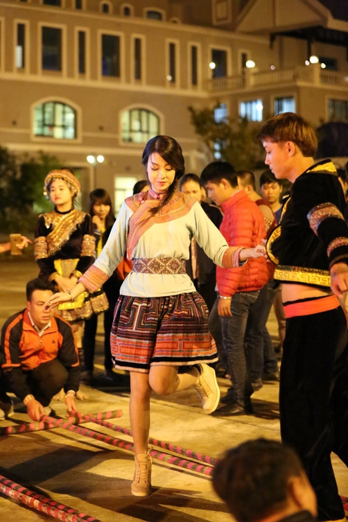 Hoa hậu Mỹ Linh cắm cờ Tổ quốc trên đỉnh Fansipan