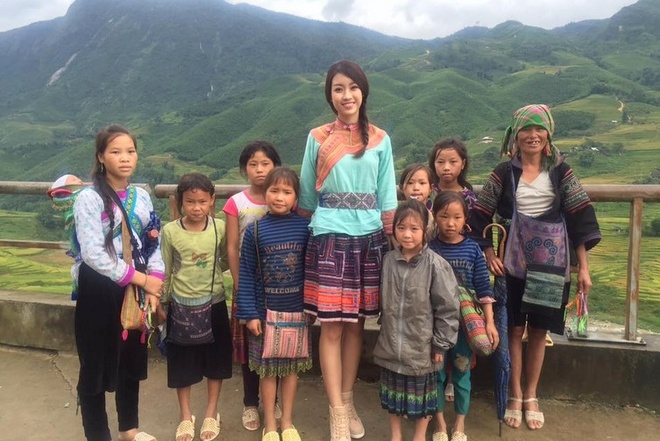 Hoa hậu Mỹ Linh cắm cờ Tổ quốc trên đỉnh Fansipan