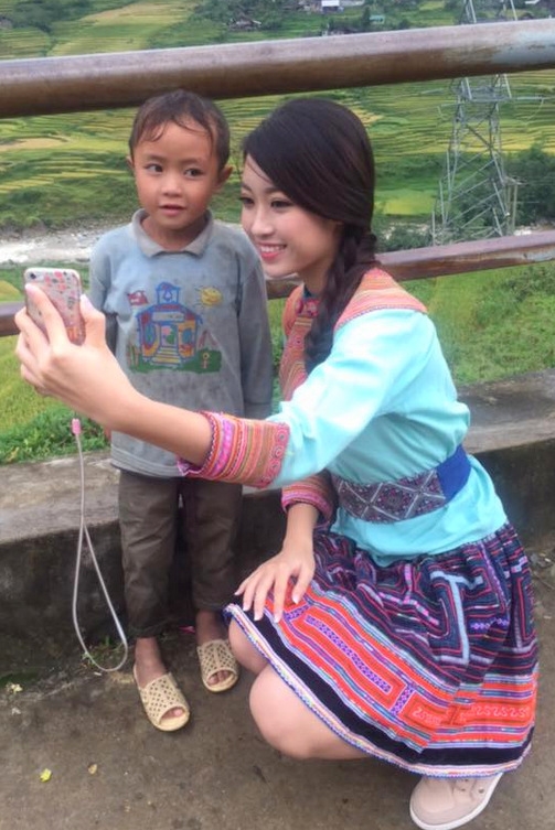 Hoa hậu Mỹ Linh cắm cờ Tổ quốc trên đỉnh Fansipan