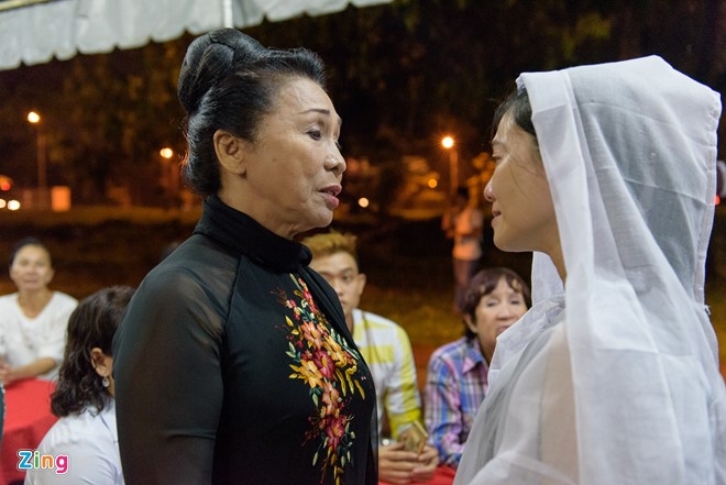 Đồng nghiệp tới viếng NSND Thanh Tòng trong đêm muộn hình ảnh 5 Dong nghiep toi vieng NSND Thanh Tong trong dem muon hinh anh 5