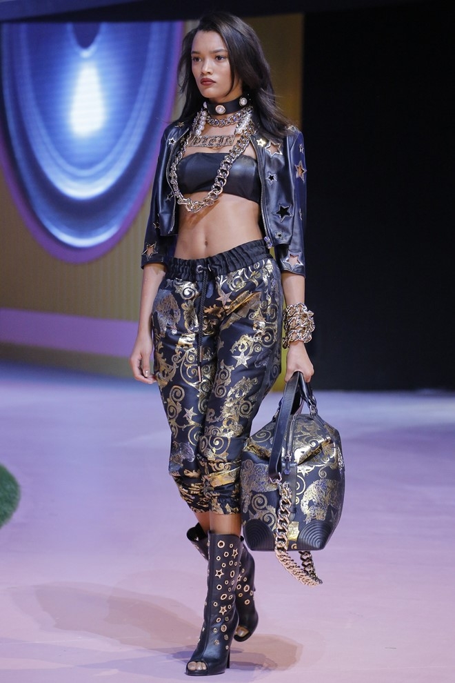 Paris Hilton dien vay cat xe tren san dien Milan hinh anh 10