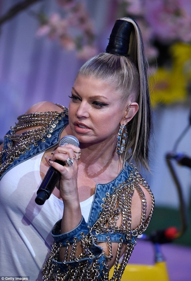 Paris Hilton dien vay cat xe tren san dien Milan hinh anh 11