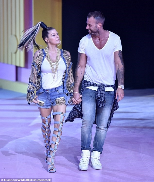 Paris Hilton dien vay cat xe tren san dien Milan hinh anh 12