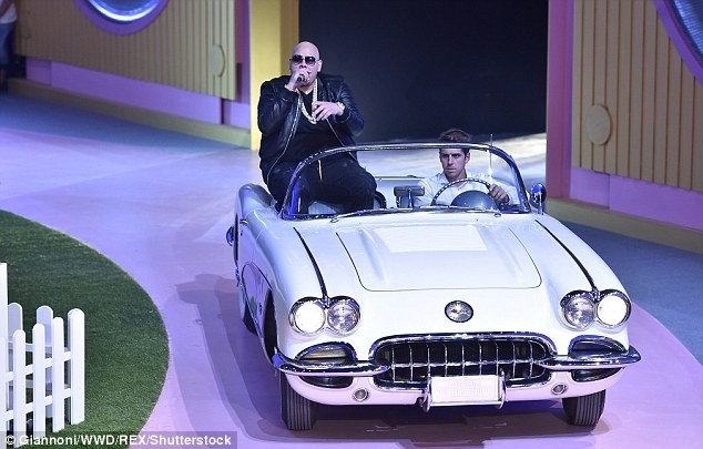 Paris Hilton dien vay cat xe tren san dien Milan hinh anh 13