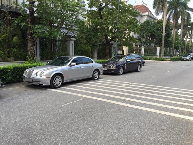  Jaguar S-Type được sản xuất từ năm 1999-2008 và thay thế bằng mẫu sedan XF. S-Type được sản xuất tại nhà máy Castle Bromwich của Jaguar tại Birmingham, Anh, do Geoff Lawson thiết kế và phát triển dựa trên cấu trúc Ford DEW. Cấu trúc này được các kỹ sư của Jaguar và Ford cùng phát triển với sản phẩm đầu tiên là Lincoln LS. 