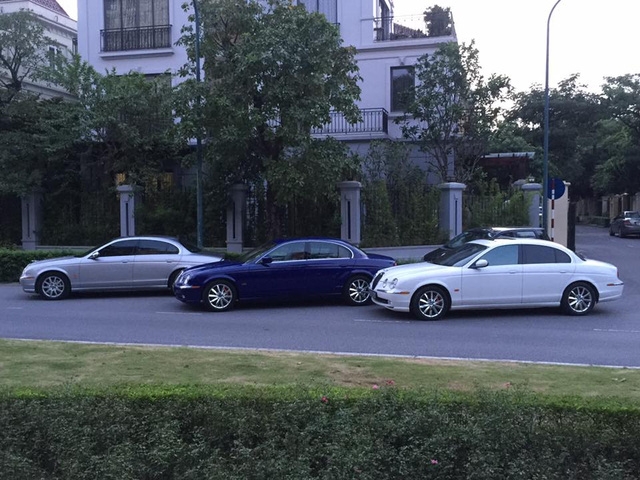  Jaguar S-Type được sản xuất từ 1999 đến 2002 sử dụng hệ dẫn động cầu sau đi kèm hộp số sàn 5 cấp hoặc tự động. Từ đời 2003, Jaguar S-Type dùng số sàn 5 cấp hoặc tự động 6 cấp J-Gate. Sang đến đời 2004, bản máy dầu trang bị thêm hộp số sàn 6 cấp hoặc tùy chọn 6 cấp tự động J-Gate. 