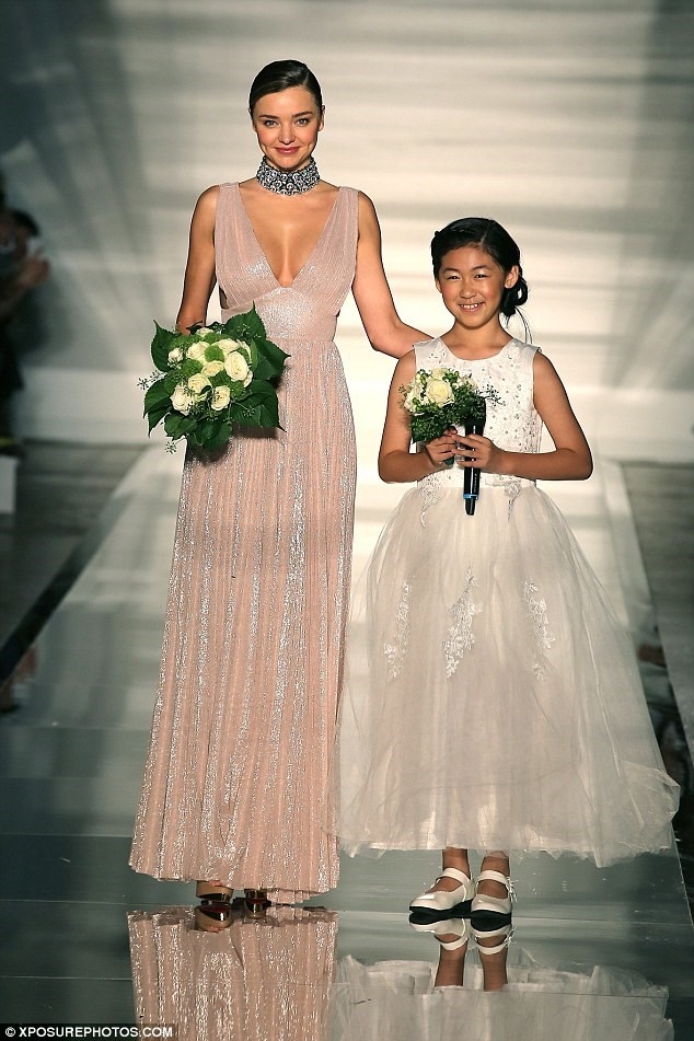 Miranda Kerr dien vay xe sau tren tham do hinh anh 8