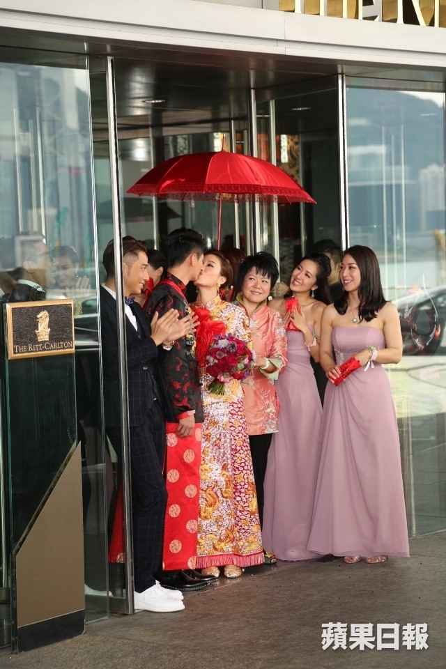 Hoa dan TVB Duong Di deo vang triu tay trong ngay cuoi hinh anh 3