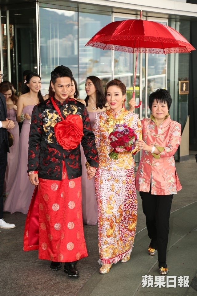 Hoa dan TVB Duong Di deo vang triu tay trong ngay cuoi hinh anh 4